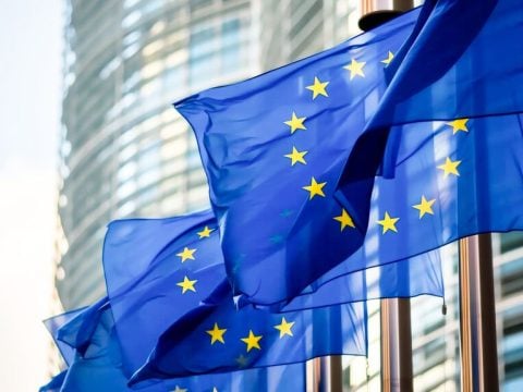 Brussels Calling: Το τελευταίο «χαρτί» για τον Όρμπαν, η αμυντική συμφωνία με Ισλανδία και οι τηγανιτές πατάτες